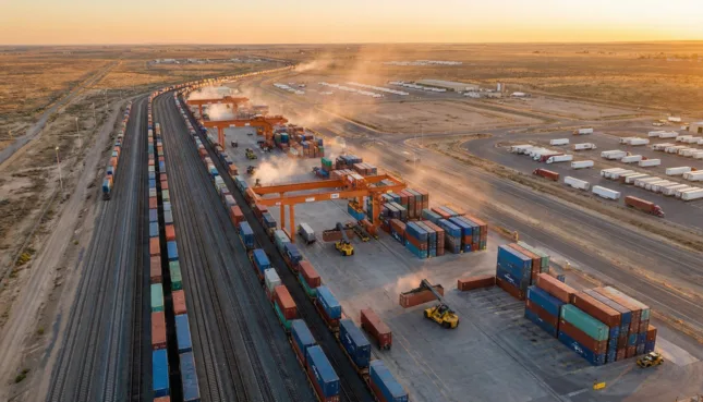 Luftaufnahme eines Binnen-Trockenhafen-Terminals mit Eisenbahngleisen, Containerstapeln und Portalkranen